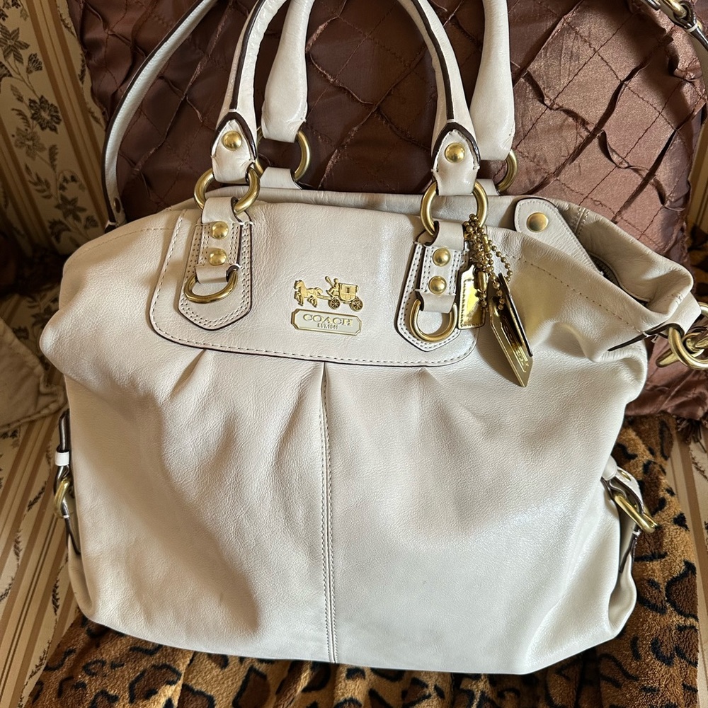 Authentic Coach bag in off white with detachable shoulder strap